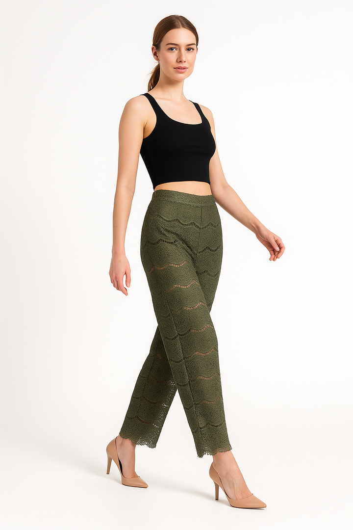Calça Feminina Verde de Renda Reta com Barra Delicada