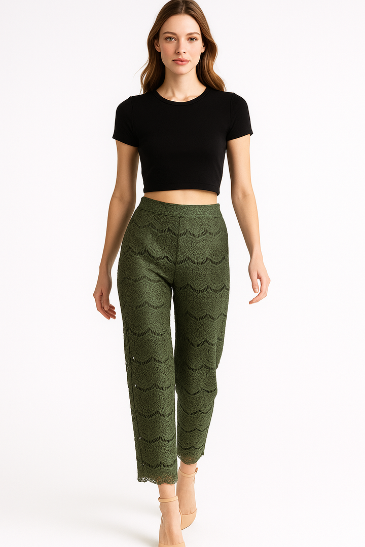 Calça Feminina Verde de Renda Reta com Barra Delicada