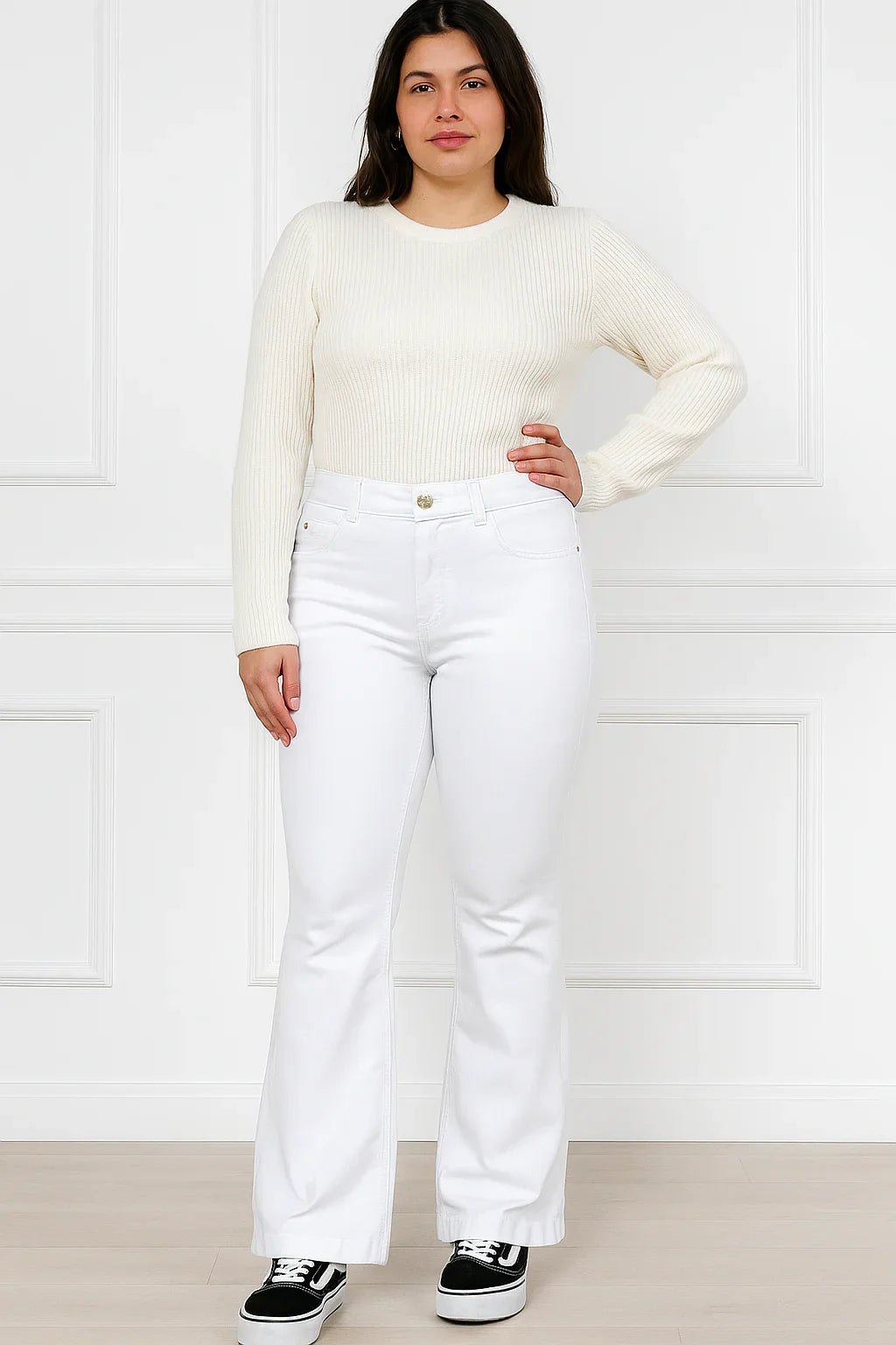 Calça Jeans Branca Feminina com Fenda Frontal Reta Flare sol - Leon Elegance