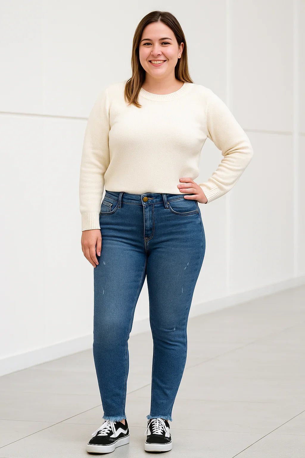 Calça Jeans Feminina Skinny Azul Média Barra Desfiada. sol - Leon Elegance