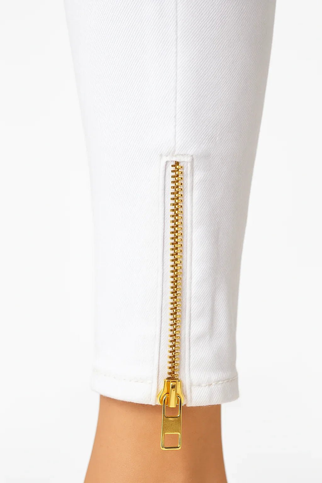 Calça Jeans Feminina Skinny Branca Zíper na Barra sol - Leon Elegance