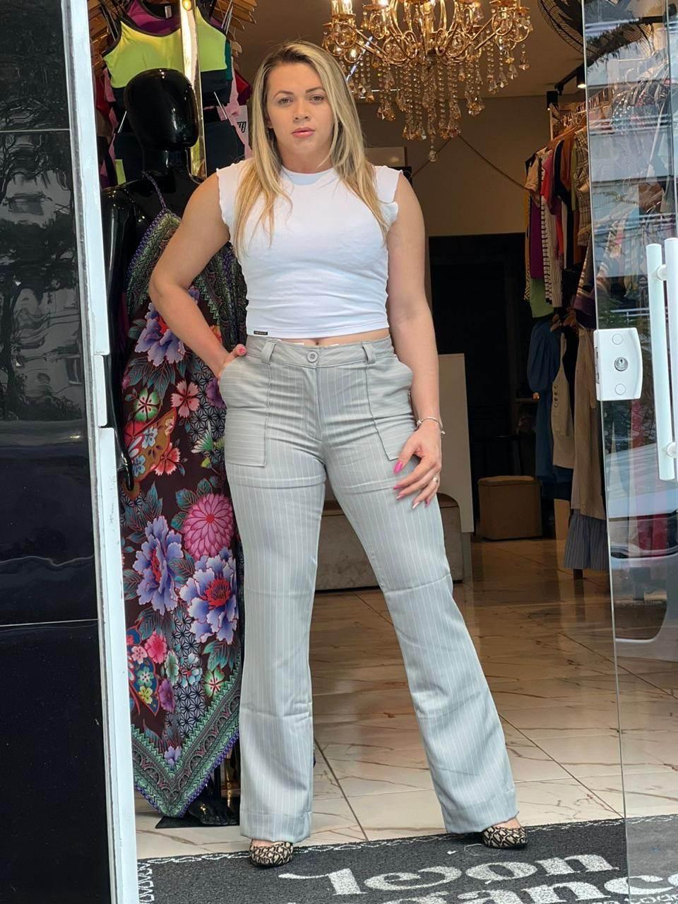 Calça Klepton Feminina Social Alfaiataria Cinza Risca de Giz - Leon Elegance