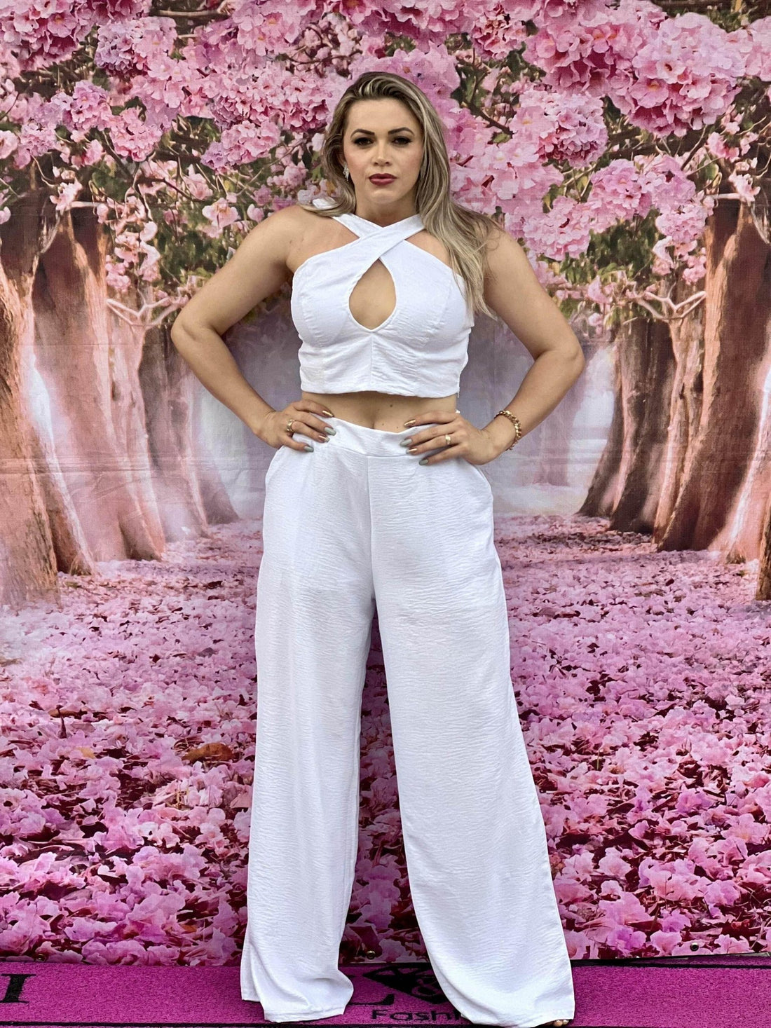 Conjunto Feminino Branco Cropped com Decote Cruzado e Calça Pantalona - Leon Elegance