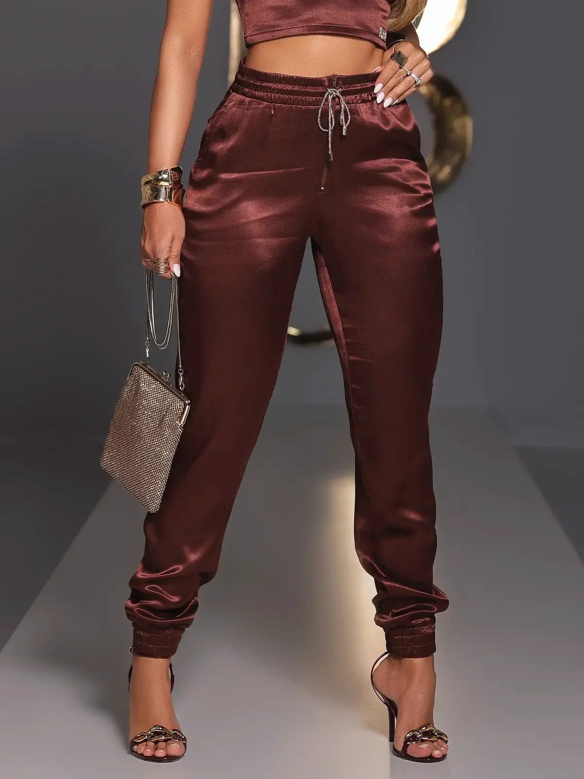 Conjunto Feminino Pit Bull Cropped & Jogger Satin Marrom - Leon Elegance
