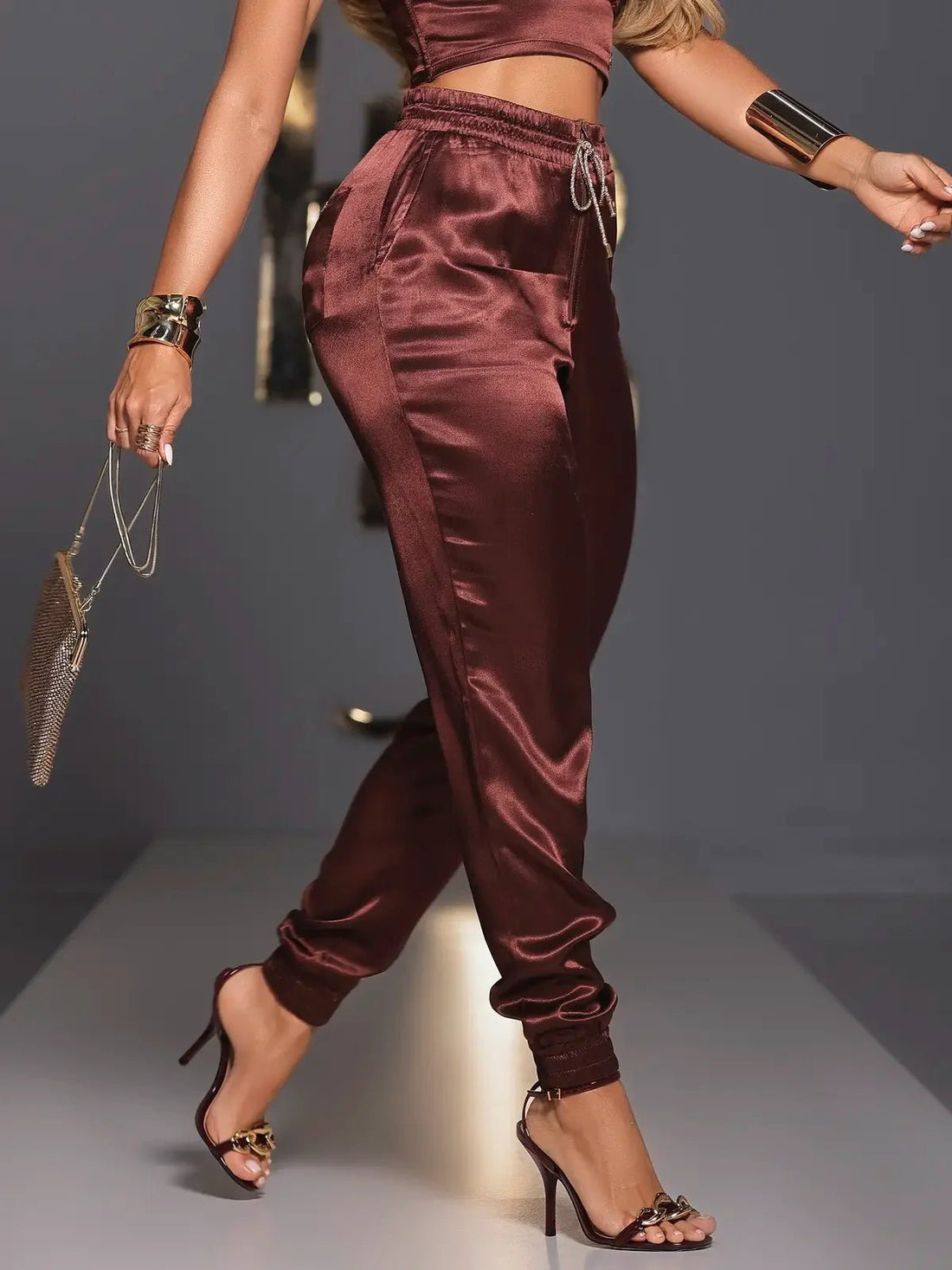 Conjunto Feminino Pit Bull Cropped & Jogger Satin Marrom - Leon Elegance