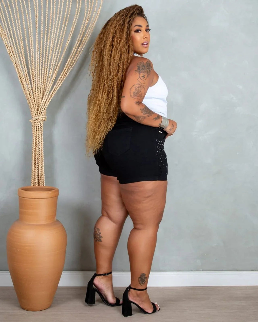 Short Jeans Preto Brilho FoFinha - Leon Elegance