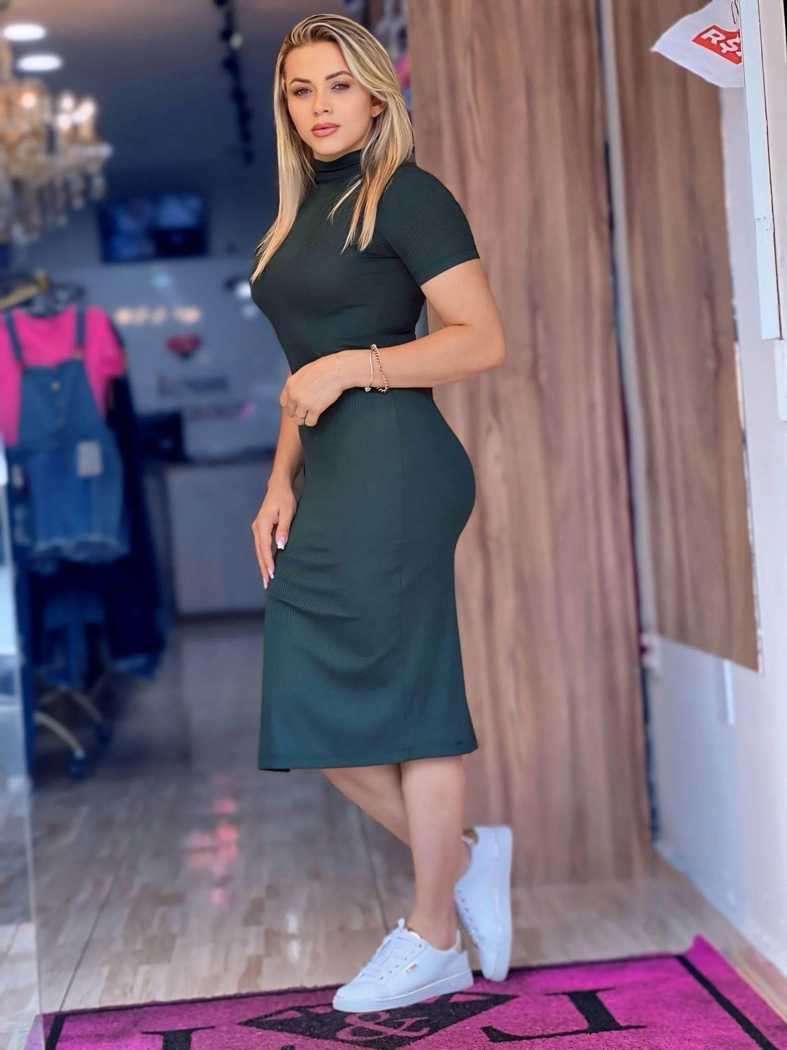 Vestido Canelado Preto Midi com Fenda - Leon Elegance