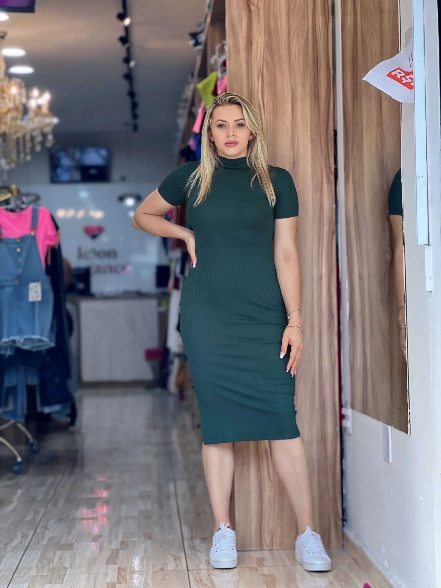 Vestido Canelado Preto Midi com Fenda - Leon Elegance