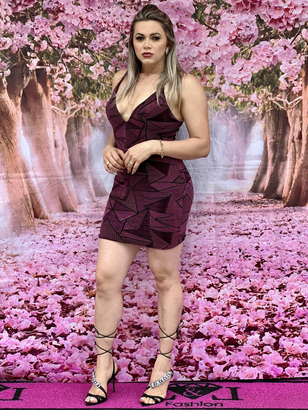 Vestido Curto Rosa Fina Vinho Geométrico Decote V - Leon Elegance